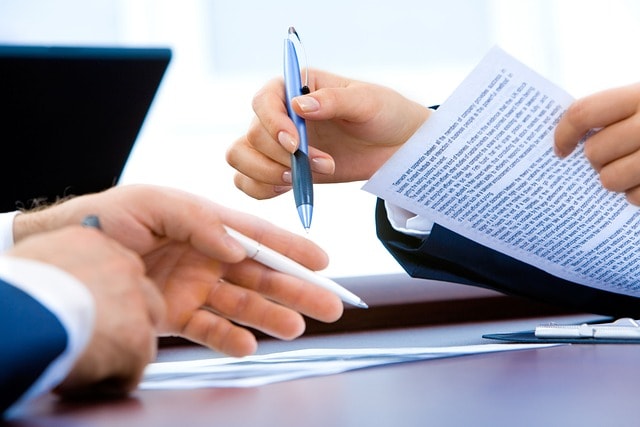An illustration of a sell side advisor working with a client.